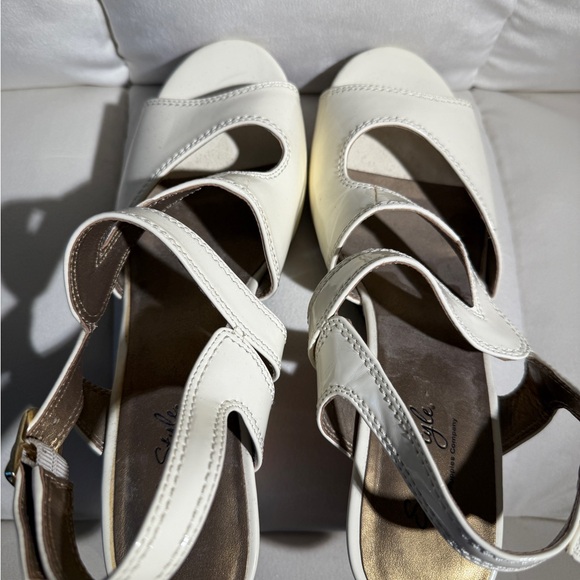 Hush Puppies Cream and Gold Strappy Sandals - Picture 3 of 9